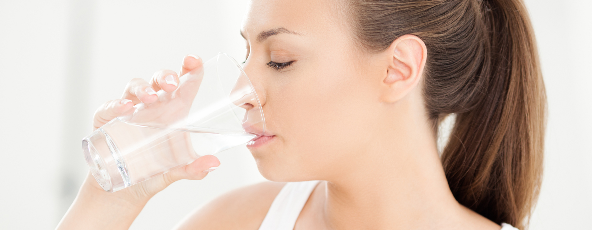 Mood Bild Frau mit Glas Flüssigkeitsausgleich Saltadol Glucose-Elektrolyt-Mischung 