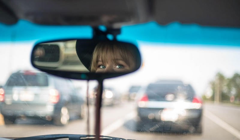 Blick auf die Straße aus einem Auto