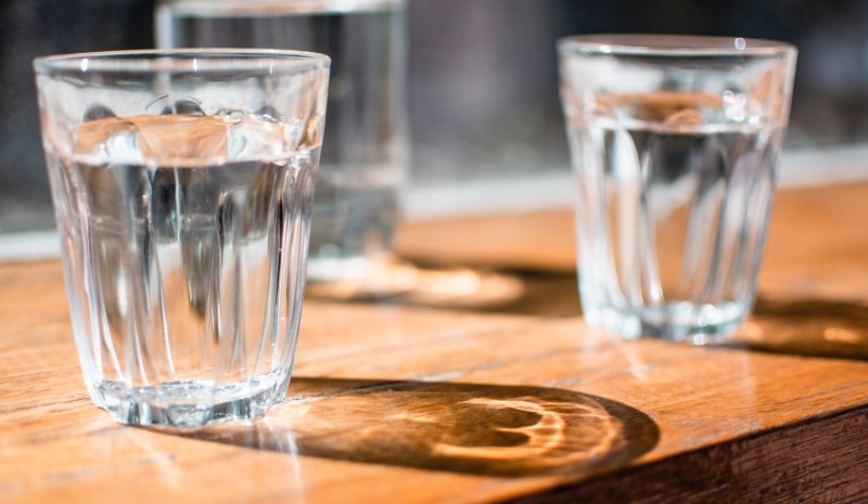 Wasserglas auf einem Tisch