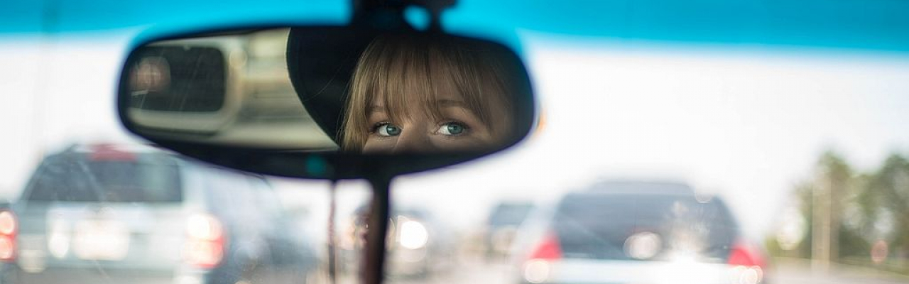 Blick auf die Straße aus einem Auto