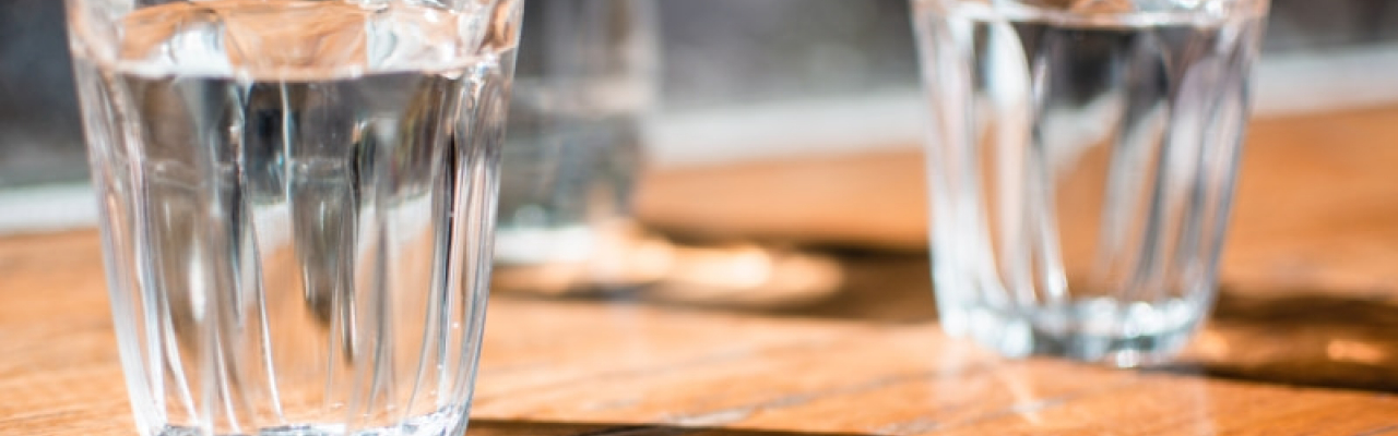 Wasserglas auf einem Tisch